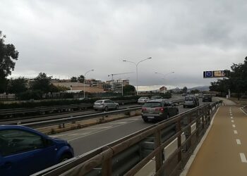 Cagliari, tampona un anziano e fugge: è caccia alla Smart che si è dileguata sull’asse mediano