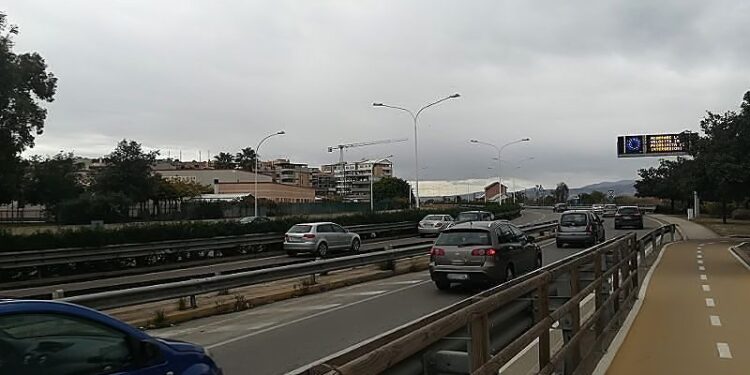 Cagliari, tampona un anziano e fugge: è caccia alla Smart che si è dileguata sull’asse mediano