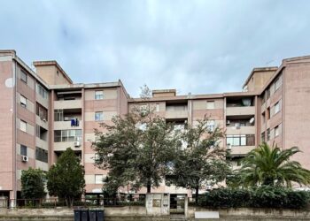 Cagliari, proteste in via Chiabrera: gli inquilini contro Area per i canoni e il degrado degli alloggi