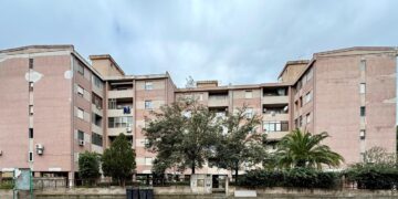 Cagliari, proteste in via Chiabrera: gli inquilini contro Area per i canoni e il degrado degli alloggi