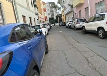 Pirri, l’auto sbanda nella notte e sperona due auto e due moto: “Aiutateci a rintracciare il pirata della strada”