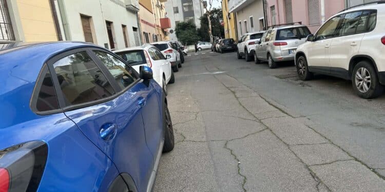 Pirri, l’auto sbanda nella notte e sperona due auto e due moto: “Aiutateci a rintracciare il pirata della strada”