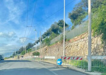 La vergogna sul colle San Michele a Cagliari: “Muro pericolante e transenne da 20 anni, una città che lascia marcire i suoi problemi”