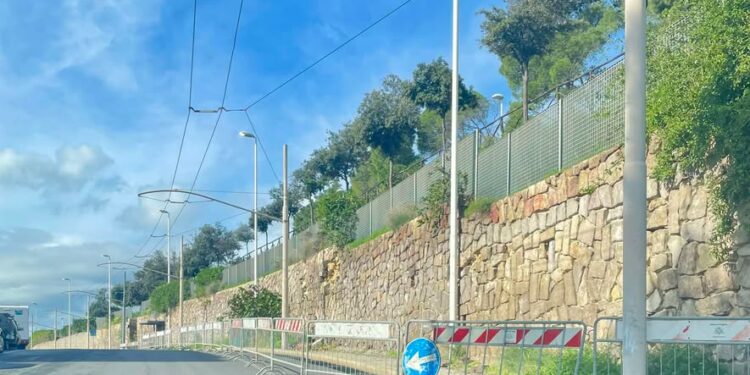La vergogna sul colle San Michele a Cagliari: “Muro pericolante e transenne da 20 anni, una città che lascia marcire i suoi problemi”