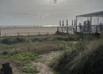 Cagliari, al Poetto si teme una mareggiata da record: svuotate tutte le cabine degli stabilimenti balneari in spiaggia