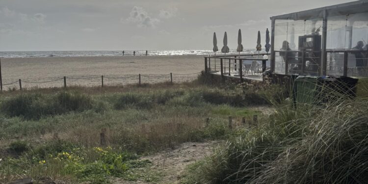 Cagliari, al Poetto si teme una mareggiata da record: svuotate tutte le cabine degli stabilimenti balneari in spiaggia