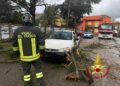 Sardegna nella morsa del maltempo, 200 interventi dei vigili del fuoco: volano cornicioni, tegole e cartelloni