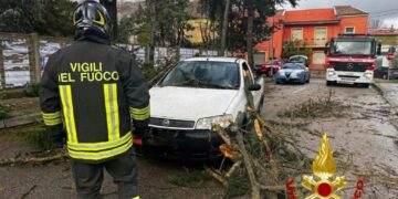 Sardegna nella morsa del maltempo, 200 interventi dei vigili del fuoco: volano cornicioni, tegole e cartelloni