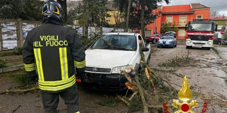 Sardegna nella morsa del maltempo, 200 interventi dei vigili del fuoco: volano cornicioni, tegole e cartelloni