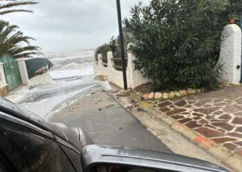 Sarroch, a Perd’e Sali il ciclone porta le onde nel salotto di casa: barche distrutte e maxi allagamenti (VIDEO)