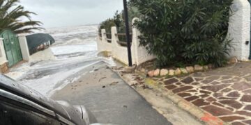 Sarroch, a Perd’e Sali il ciclone porta le onde nel salotto di casa: barche distrutte e maxi allagamenti (VIDEO)