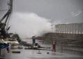 Eccolo, il momento simbolo della tempesta Harry a Cagliari: le onde altissime fanno crollare il pontile di Marina Piccola (VIDEO)