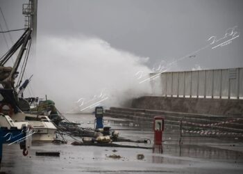 Eccolo, il momento simbolo della tempesta Harry a Cagliari: le onde altissime fanno crollare il pontile di Marina Piccola (VIDEO)