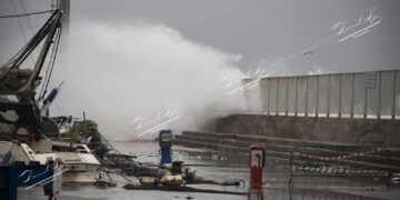 Eccolo, il momento simbolo della tempesta Harry a Cagliari: le onde altissime fanno crollare il pontile di Marina Piccola (VIDEO)