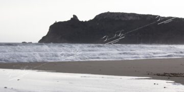 Cagliari, mareggiata con onde alte sino a otto metri al Poetto: “Catastrofe naturale, subito lo stato di emergenza”