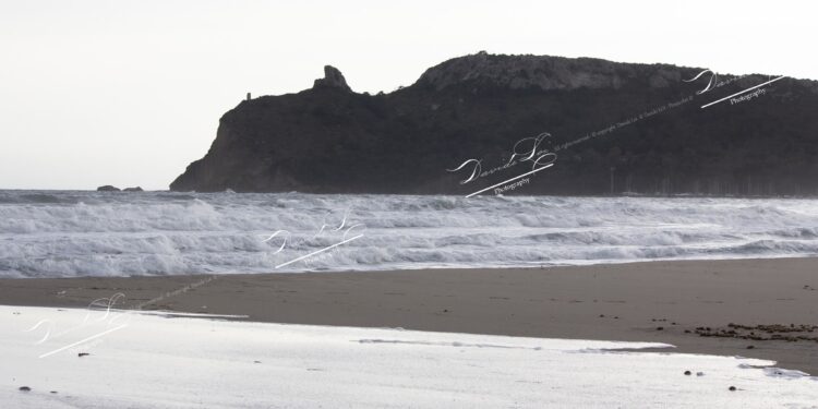 Cagliari, mareggiata con onde alte sino a otto metri al Poetto: “Catastrofe naturale, subito lo stato di emergenza”