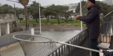 Poetto allagato da giorni dopo la bufera: “Sembra una piscina, “peschiamo spigole” dal balcone: situazione che si ripete dal 1998″