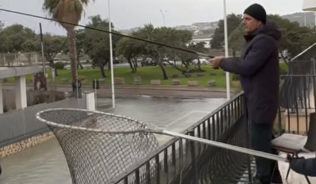 Poetto allagato da giorni dopo la bufera: “Sembra una piscina, “peschiamo spigole” dal balcone: situazione che si ripete dal 1998″