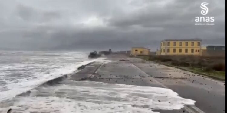 La Sulcitana è letteralmente crollata a metà tra Cagliari e Capoterra: situazione devastante, 80mila abitanti nel caos