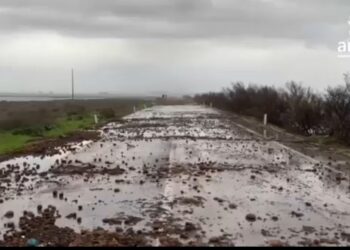 Sulcitana ko in mezzo ai detriti di Harry, la storia di una statale devastata dal mare: “E noi residenti come possiamo tornare a casa?”
