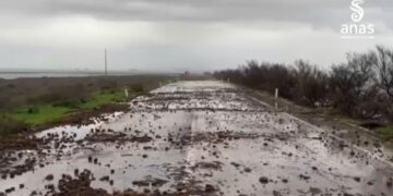 Sulcitana ko in mezzo ai detriti di Harry, la storia di una statale devastata dal mare: “E noi residenti come possiamo tornare a casa?”