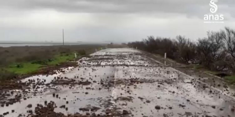 Sulcitana ko in mezzo ai detriti di Harry, la storia di una statale devastata dal mare: “E noi residenti come possiamo tornare a casa?”