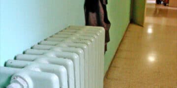 Capoterra, bimbi in classe con giubbotti e copertine, esplode la rabbia