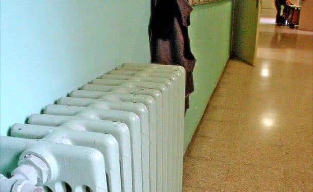 Capoterra, bimbi in classe con giubbotti e copertine, esplode la rabbia