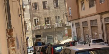 Cagliari, cinque auto multate in via Principe Amedeo: “Tolleranza zero mentre i parcheggi sono un lusso”