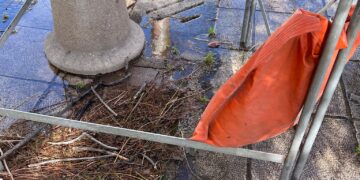 Cagliari, perdita d’acqua continua in Piazza Falcone e Borsellino: “Il Comune come interviene? Con una transenna”
