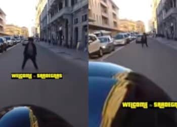 Cagliari, in via Roma in mezzo alla strada tra auto e moto: il video diventa virale