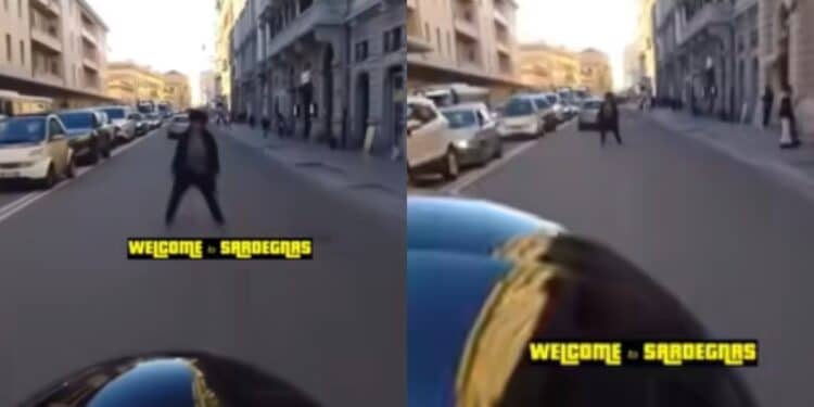 Cagliari, in via Roma in mezzo alla strada tra auto e moto: il video diventa virale