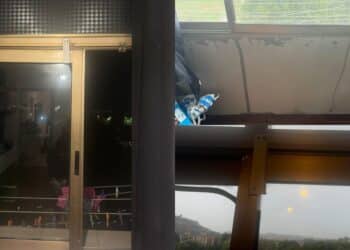 Cagliari, paura nelle case parcheggio di Mulinu Becciu: una vetrata cade sopra una donna