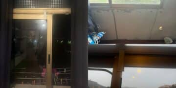 Cagliari, paura nelle case parcheggio di Mulinu Becciu: una vetrata cade sopra una donna