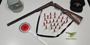 Sinnai, sorpreso in flagranza mentre sparava ai tordi in migrazione: i forestali sequestrano il fucile a un bracconiere