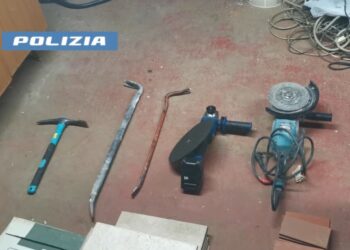 Cagliari, un bottino da 300 mila euro: arrestato 50enne specializzato in furti seriali, è caccia al complice