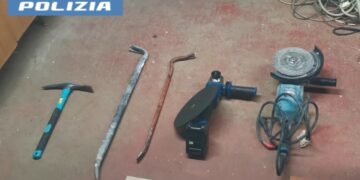 Cagliari, un bottino da 300 mila euro: arrestato 50enne specializzato in furti seriali, è caccia al complice