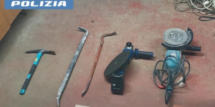 Cagliari, un bottino da 300 mila euro: arrestato 50enne specializzato in furti seriali, è caccia al complice