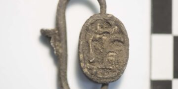 Nel nuraghe di Ruinas ad Arzana un antico scarabeo inciso con i geroglifici