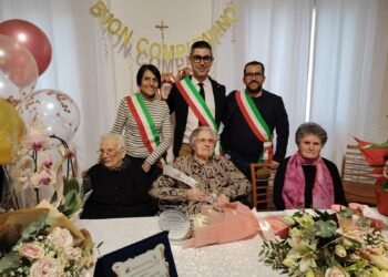 Tre comunità in festa per la nuova centenaria 𝗕𝗮𝗿𝗯𝗮𝗿𝗶𝗻𝗮 𝗖𝗵𝗶𝗮, di Villacidro, che ha vissuto a Serramanna e ora a Samassi