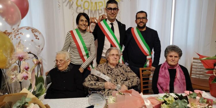 Tre comunità in festa per la nuova centenaria 𝗕𝗮𝗿𝗯𝗮𝗿𝗶𝗻𝗮 𝗖𝗵𝗶𝗮, di Villacidro, che ha vissuto a Serramanna e ora a Samassi