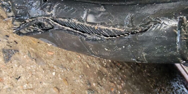 Sestu, voragini lungo le strade fanno strage di pneumatici