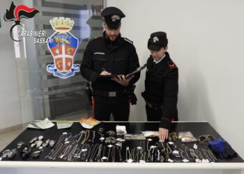 Doppio furto con spaccata a Valledoria, i carabinieri recuperano la refurtiva: denunciato un uomo