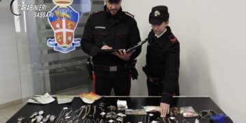 Doppio furto con spaccata a Valledoria, i carabinieri recuperano la refurtiva: denunciato un uomo