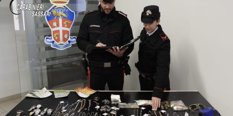 Doppio furto con spaccata a Valledoria, i carabinieri recuperano la refurtiva: denunciato un uomo