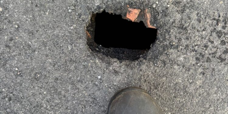 Strade tagliate e rattoppate nel Medio Campidano: i Comuni pagano il prezzo dell’inefficienza sui sottoservizi