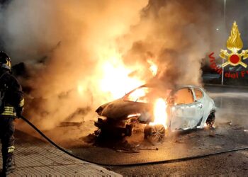 Fiamme nella notte ad Assemini, a fuoco un’auto e un camper in sosta
