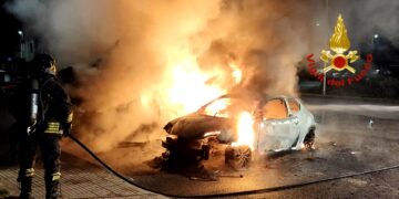Fiamme nella notte ad Assemini, a fuoco un’auto e un camper in sosta
