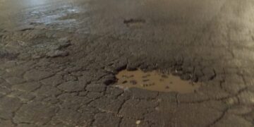 Cagliari, buche come voragini in piazza Giovanni: auto danneggiate e cittadini esasperati