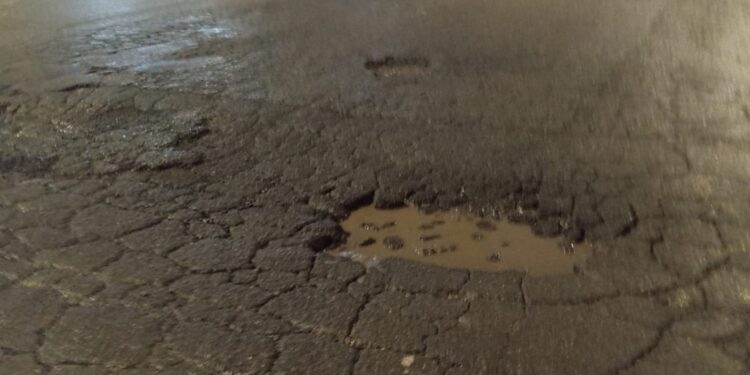 Cagliari, buche come voragini in piazza Giovanni: auto danneggiate e cittadini esasperati